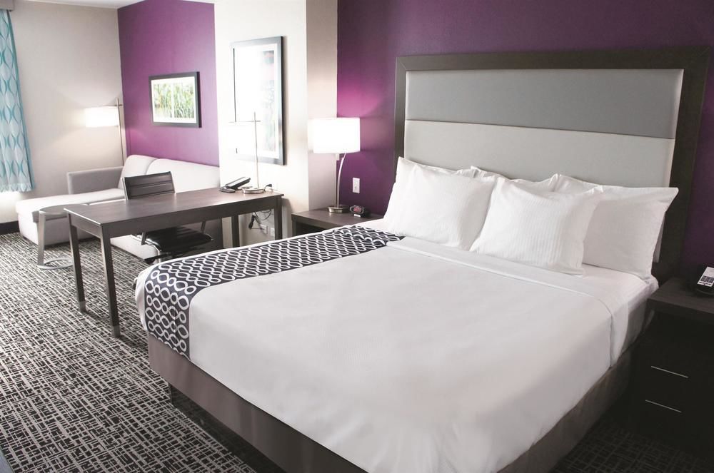 La Quinta By Wyndham Springfield Hotel Екстериор снимка